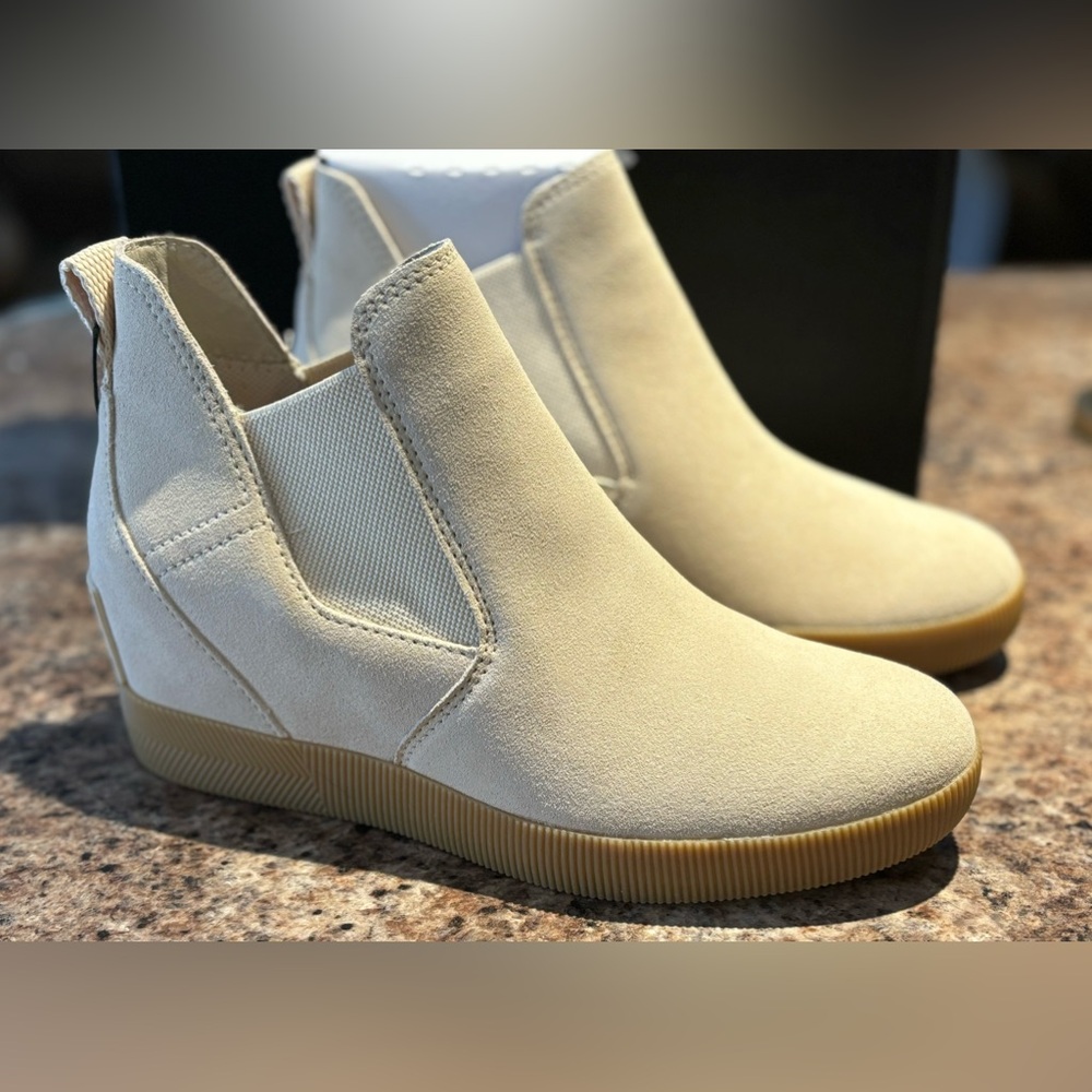 Sorel X Calia Out N About Wedges, Sz 7.5, New in box.
